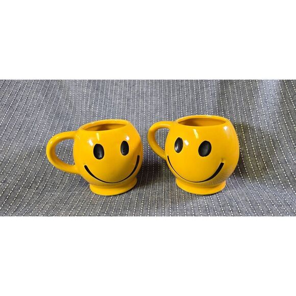 Two Vintage Retro McCoy Pottery YELLOW Smilely HAPPY FACE Coffee CUP Mug Made in - Picture 2 of 11